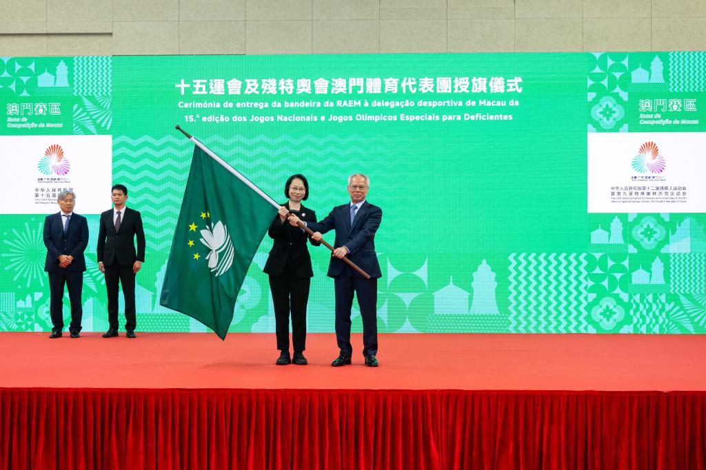 10月11日拍摄的授旗仪式。新华社发（张金加摄）