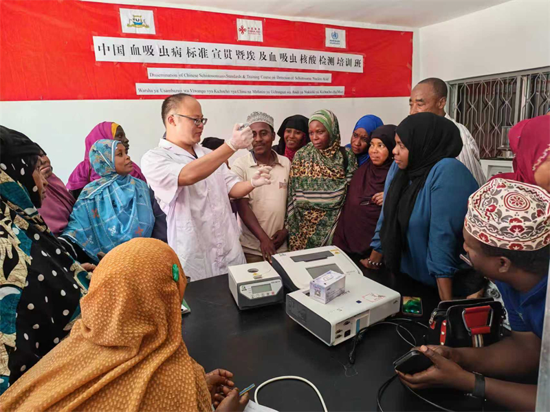 专家组开展血吸虫核酸检测培训。王涛摄