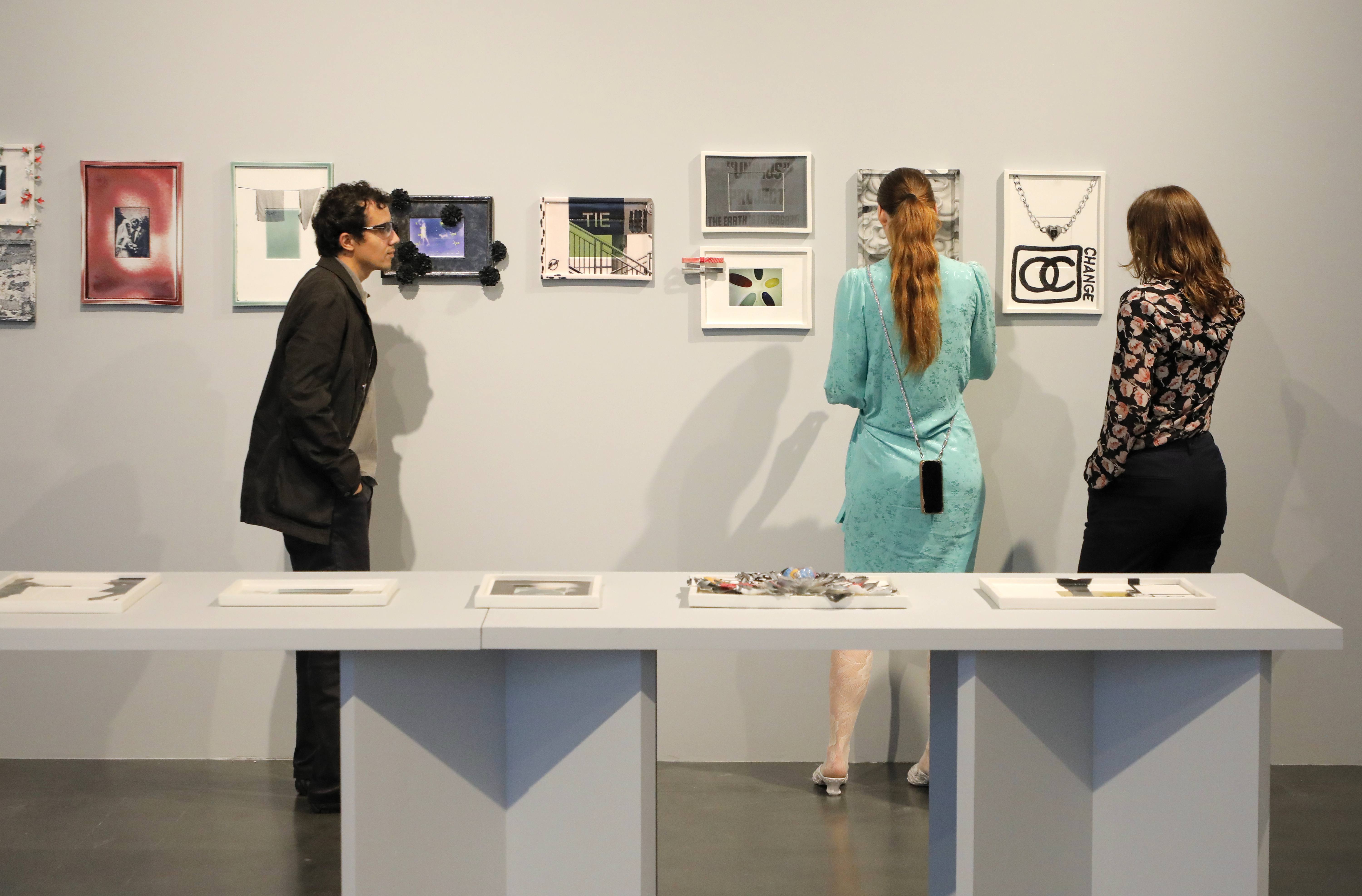 在北京中间美术馆，参观者在观赏“抛锚歌单”中瑞当代艺术展上的展品。 瑞士驻华大使馆供图