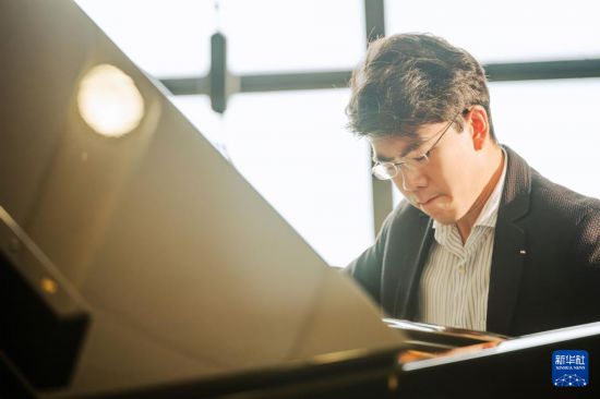  7月25日，沈靖韬在香港演艺学院的琴房里弹奏钢琴。新华社记者 朱炜 摄