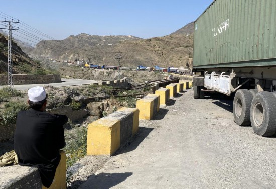 10月13日,在巴基斯坦与阿富汗的边境口岸多尔哈姆,卡车因边境地区冲突而滞留。新华社发