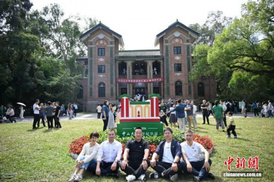2024年11月9日,广东广州,中山大学百年校庆在即,校友返校参观。(资料图)中新网记者 陈楚红 摄