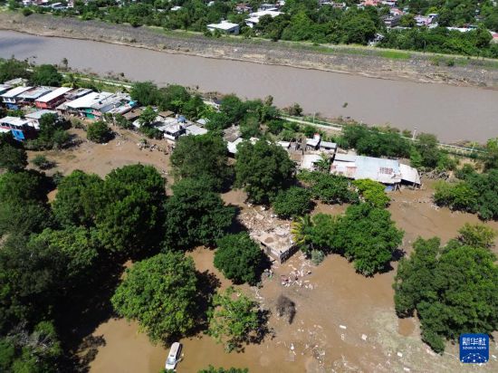  这是10月12日在墨西哥韦拉克鲁斯州波萨里卡拍摄的强降雨后的景象（无人机照片）。新华社发（弗朗西斯科·卡涅多摄）