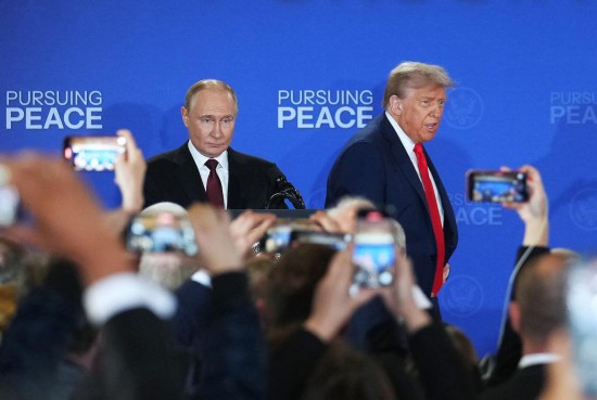  8月15日，美国总统特朗普（后右）与俄罗斯总统普京（后左）在美国阿拉斯加州安克雷奇市埃尔门多夫-理查森联合军事基地举行会晤后共同出席联合记者会。新华社记者吴晓凌摄