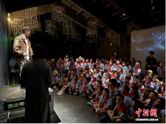 图为重庆市沙坪坝区树人小学校的师生沉浸观剧。红岩红沉浸式剧场供图