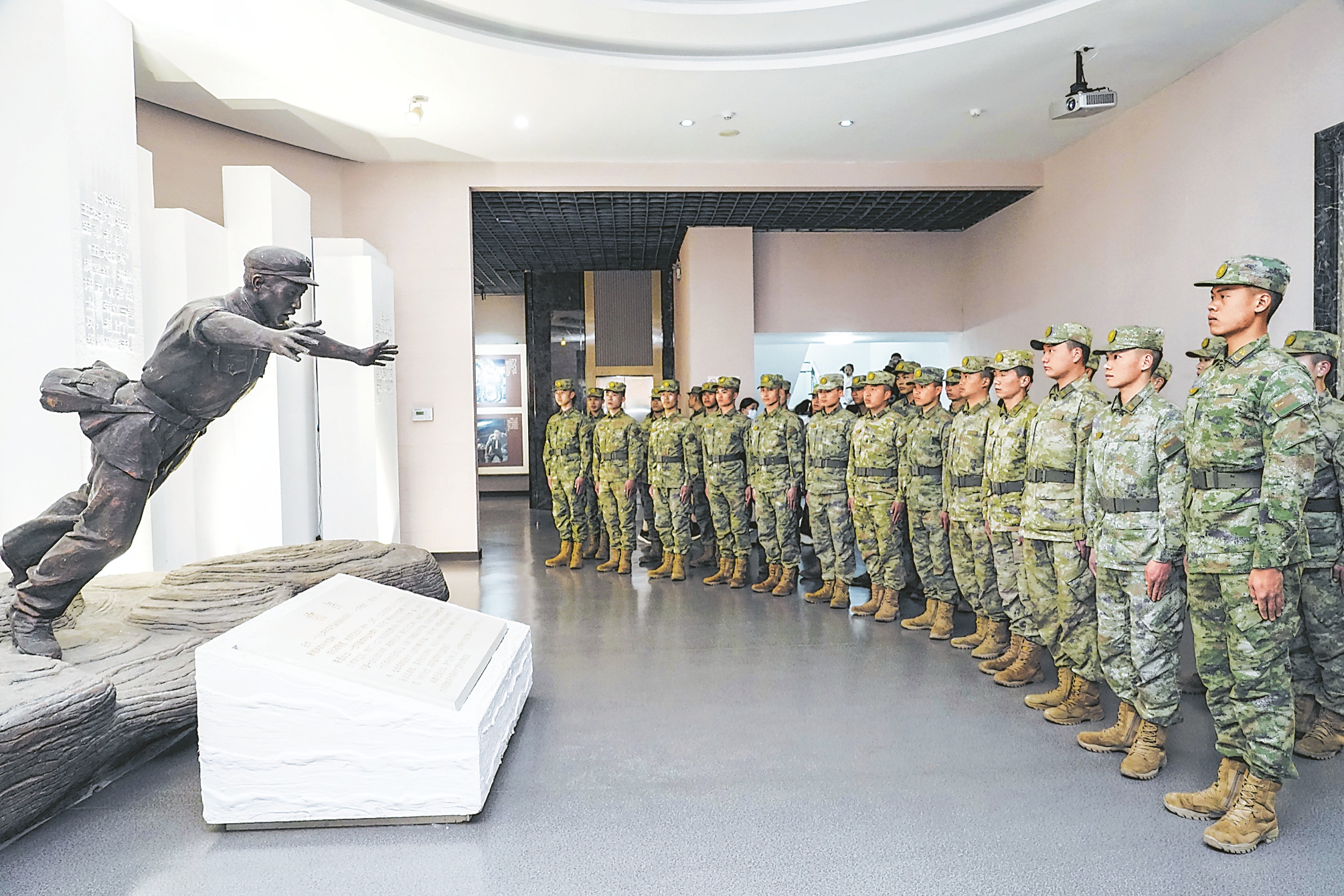 王杰生前所在部队组织官兵参观王杰事迹陈列馆。万智奇摄