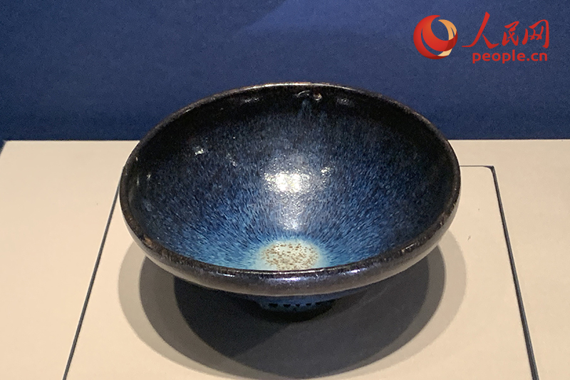 展览展出的钧窑天蓝釉碗。人民网记者 韦衍行摄
