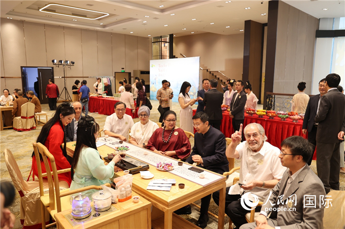 菲律宾外交部官员、其他国家驻菲使节、国际组织代表等出席茶文化交流活动。人民网记者 樊帆摄