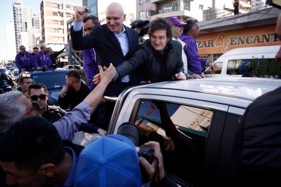 8月27日,在阿根廷洛马斯德萨莫拉市,阿根廷总统米莱(前右一)参加助选活动。新华社发