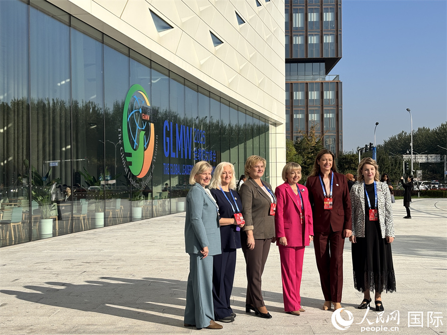 嘉宾在全球妇女峰会现场合影。人民网记者 宋美琪摄